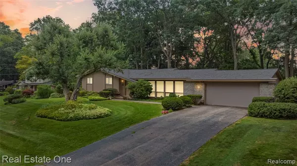 West Bloomfield, MI 48322 3917,6974 Woodside Trail