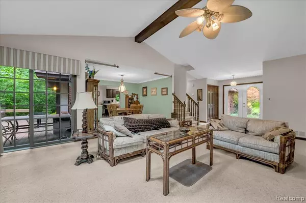 Rochester Hills, MI 48309 3737,2241 Willow Leaf Drive