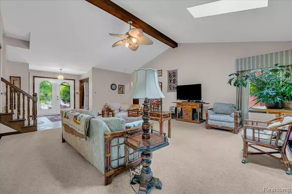 Rochester Hills, MI 48309 3737,2241 Willow Leaf Drive