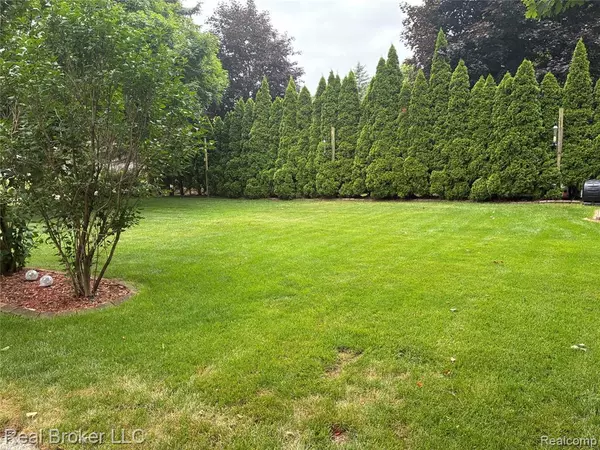 Waterford, MI 48327 2955,1106 Meadowlark Drive