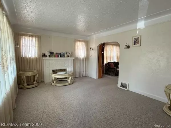 Dearborn, MI 48126 1898,6616 Reuter Street