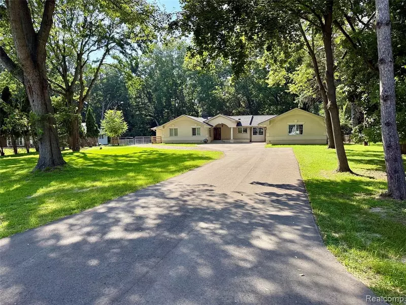22235 Maplewood Drive, Southfield, MI 48033 3670