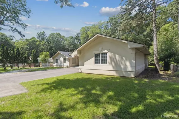 Southfield, MI 48033 3670,22235 Maplewood Drive