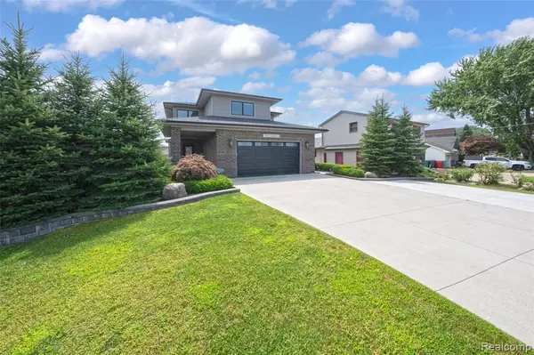 Harrison Twp, MI 48045 5733,39611 Lakeshore Drive