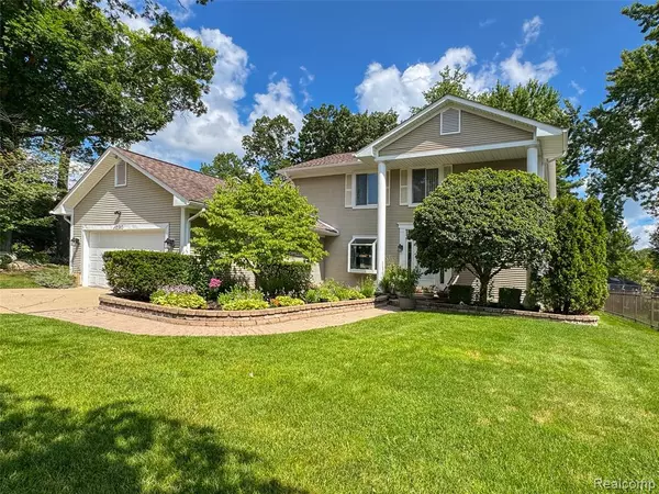 Waterford, MI 48329 2320,2380 Lansbury Drive