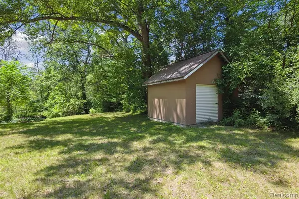 Linden, MI 48451 9715,15276 Outer Drive