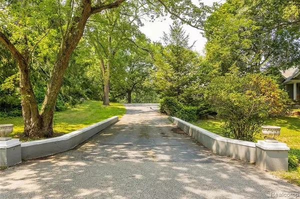 Franklin, MI 48025 1374,31265 WOODSIDE Drive