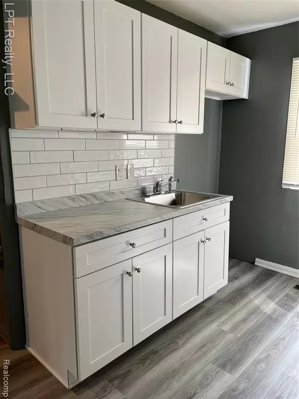 Oak Park, MI 48237 3902,10111 Albany Street