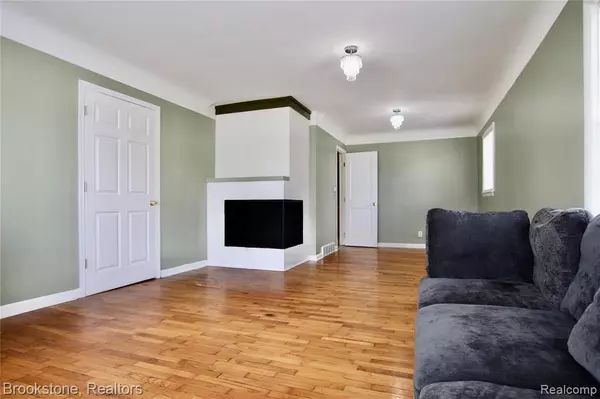 Fenton, MI 48430 1811,621 Forest Drive