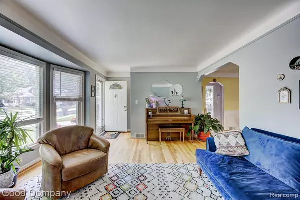 Dearborn, MI 48128 1387,23351 Oak Street