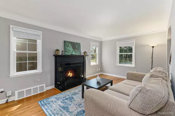 Grosse Pointe Woods, MI 48236 1304,1642 Hampton Road