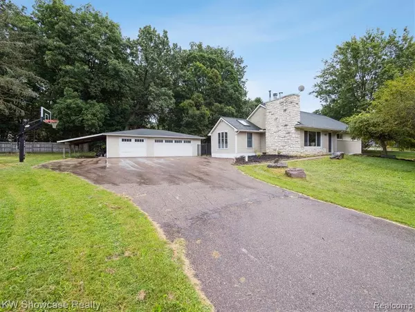 Fenton, MI 48430 2378,1051 Swan Lane