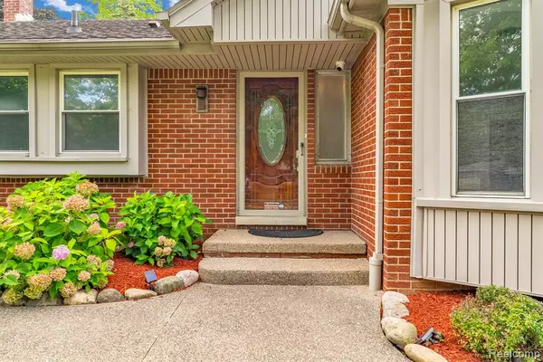 Farmington, MI 48335 2928,36939 Heatherton Drive