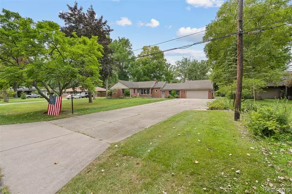 Clinton Township, MI 48036 2849,38481 Riverside Drive