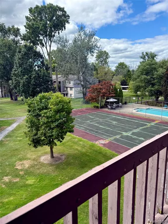 Farmington Hills, MI 48334 4038,29850 W 12 Mile Road