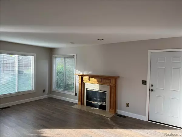 Clinton Township, MI 48038 1077,44613 Connecticut Court