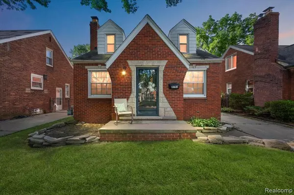 Grosse Pointe Woods, MI 48236 1433,2151 Hawthorne Road