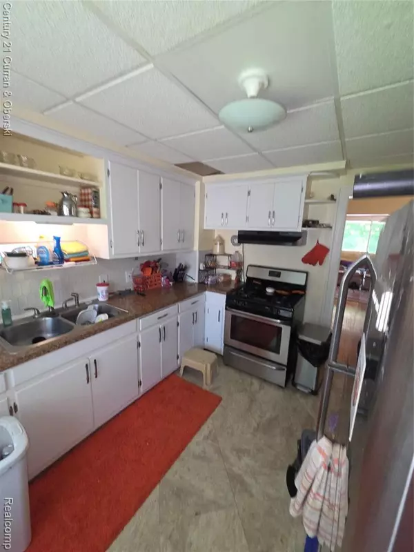 Dearborn Heights, MI 48125 2979,4137 Huron Street