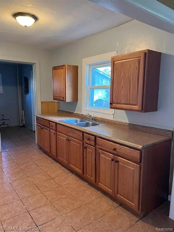 Taylor, MI 48180 1082,5970 John Daly Street