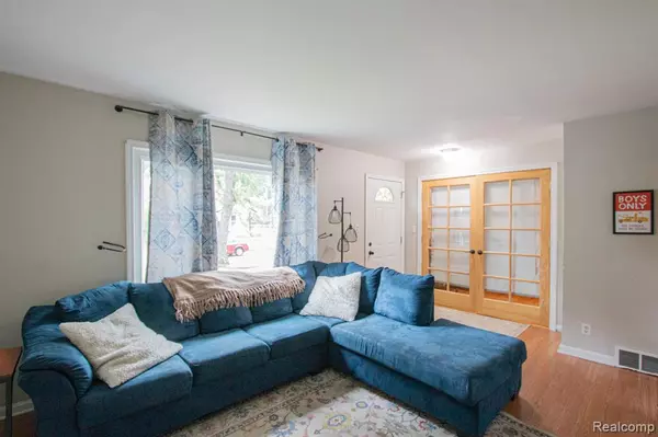 Saint Clair Shores, MI 48082 2172,23537 Deziel Street