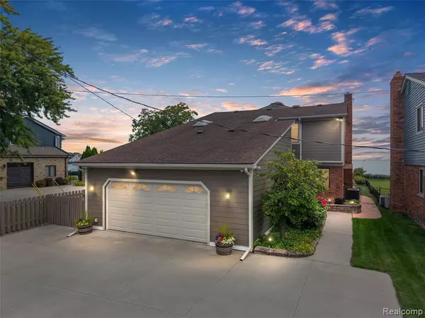 Saint Clair Shores, MI 48081 2340,22516 Beach Street