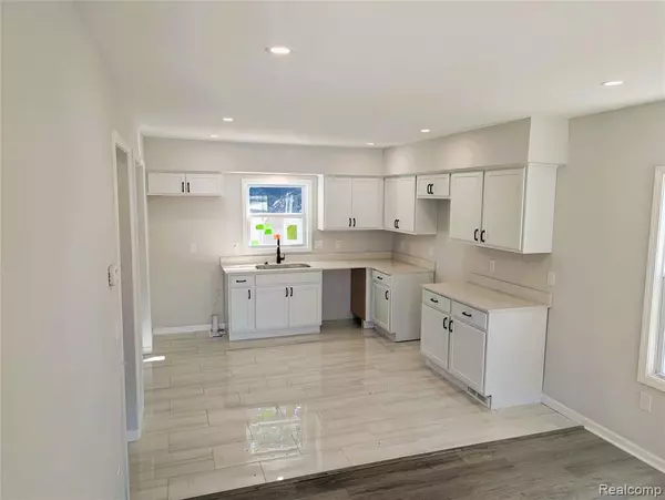 Warren, MI 48089 2337,8244 Hupp Avenue