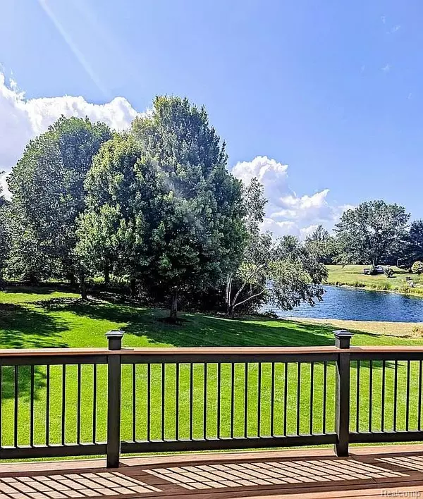 Clarkston, MI 48348 1483,221 Maplewood Drive
