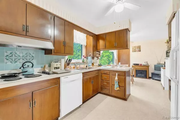 Lansing, MI 48917 1648,4320 Mar Moor Drive