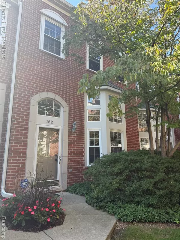 162 S Georgetown Square, Royal Oak, MI 48067 3209
