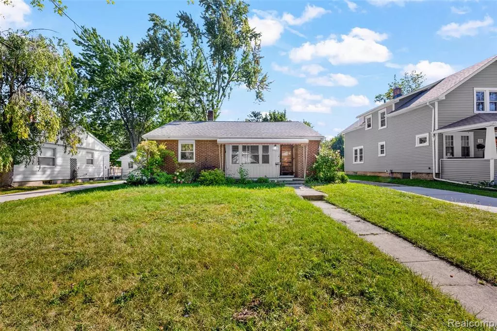 Mount Clemens, MI 48043 2141,111 S Highland Street