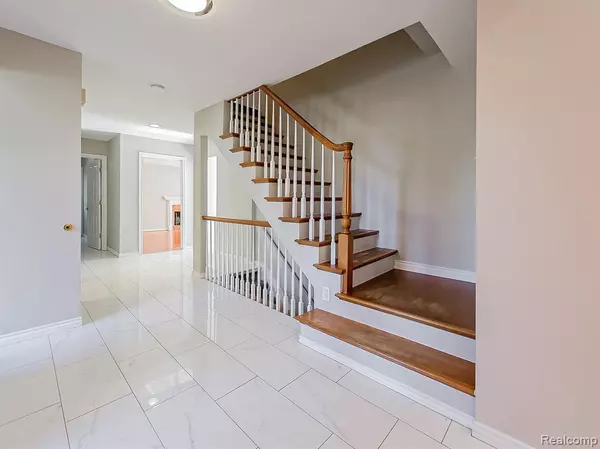 Farmington Hills, MI 48334 2912,28597 Bristol Court