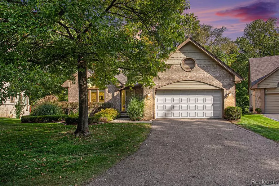 6830 Heron Point, West Bloomfield, MI 48323 2054