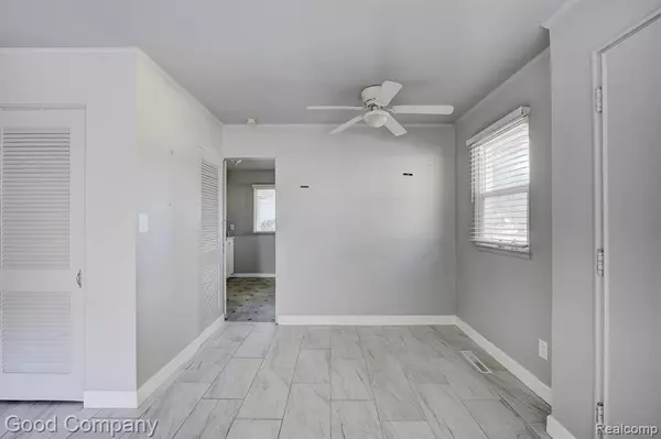 Oak Park, MI 48237 3930,10631 Saratoga Street