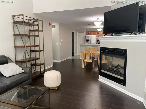 Walled Lake, MI 48390 5825,3101 Cameron Circle