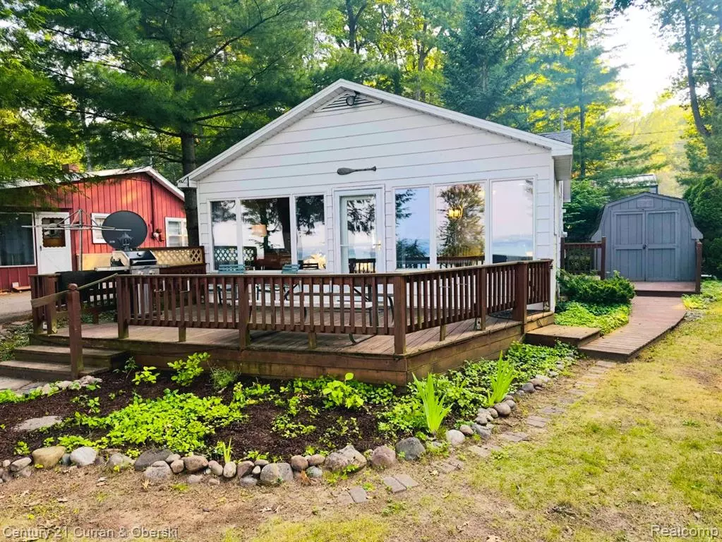 Roscommon, MI 48653 8164,2744 W Higgins Lake Drive