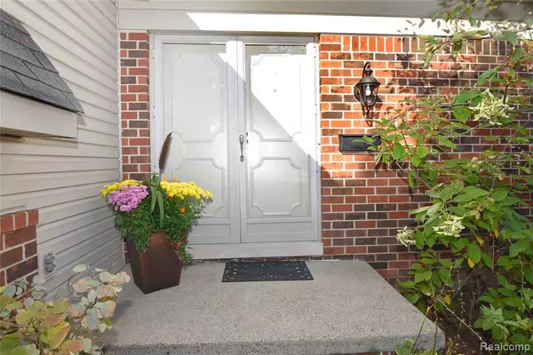 Troy, MI 48085 4850,4451 Cypress Drive