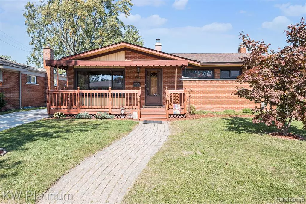 Saint Clair Shores, MI 48082 1255,21719 Parkway Street