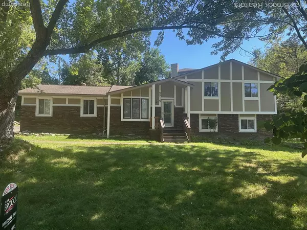 5715 SUNNYCREST Drive, West Bloomfield, MI 48323 3870
