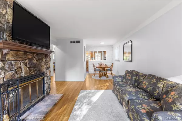 Dearborn Heights, MI 48125 3236,3918 Kingston Street