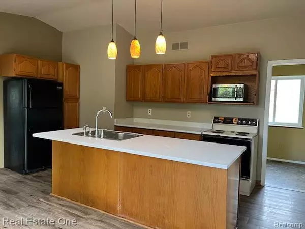 Walled Lake, MI 48390 2512,1128 Annjo Street