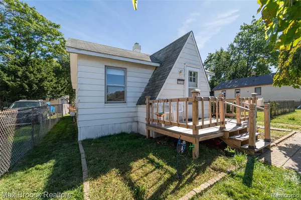 Hazel Park, MI 48030 1517,23376 Harding Avenue