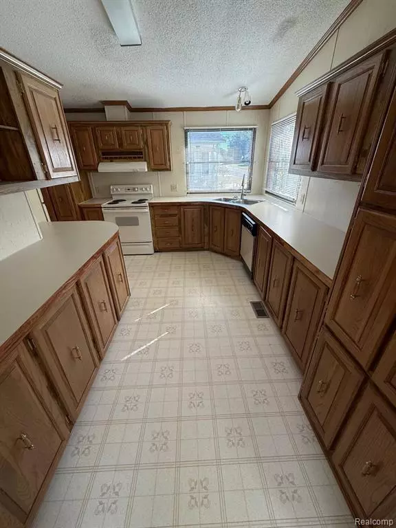 Fenton, MI 48430 1388,3028 E Bay Drive