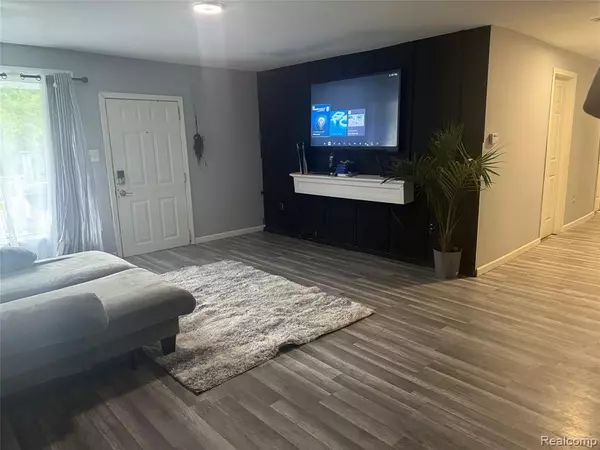 Redford, MI 48239,15571 Fenton