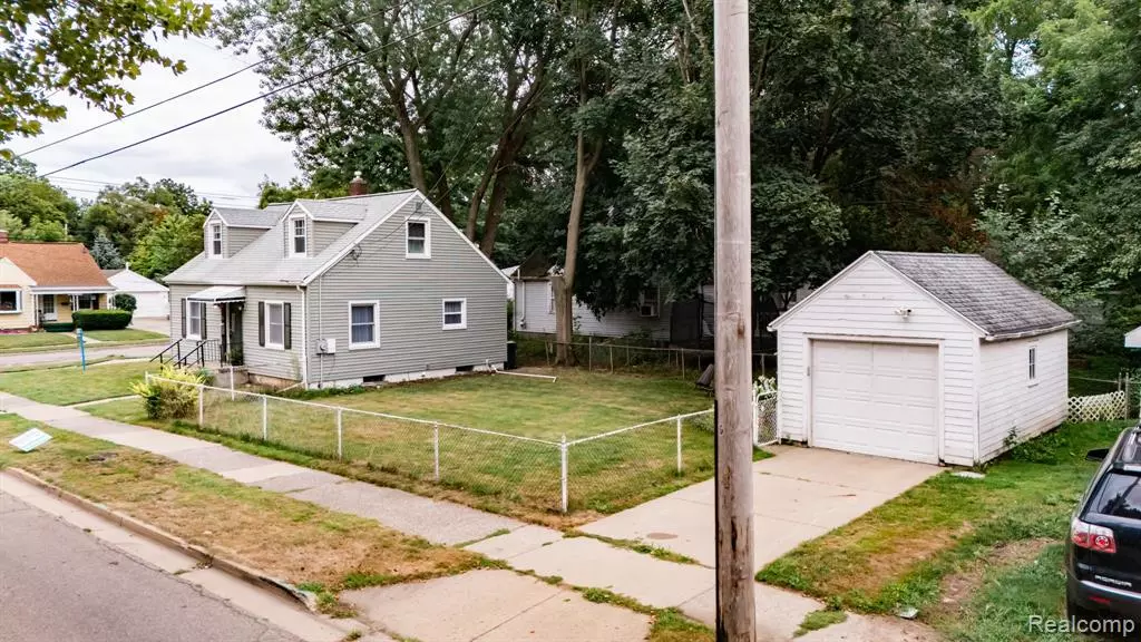 116 E Greenlawn Avenue, Lansing, MI 48910 3005
