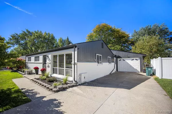 Troy, MI 48083 1058,325 Lyons Drive