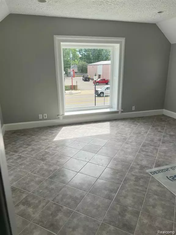 Almont, MI 48003 1068,214 S Main Street