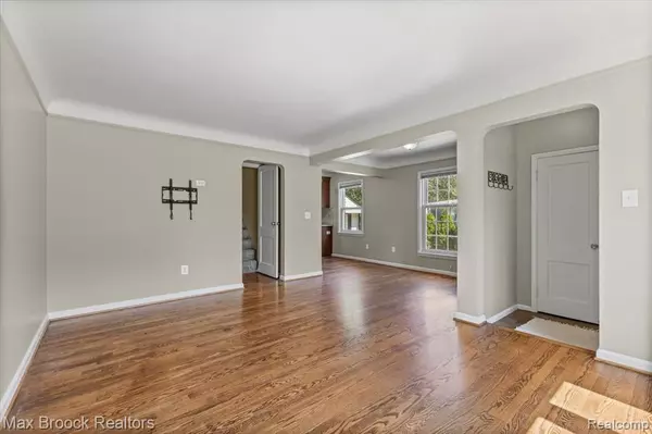 Oak Park, MI 48237 4104,13710 Balfour Street