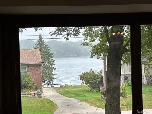 West Bloomfield, MI 48323 1015,3932 DETROIT Boulevard