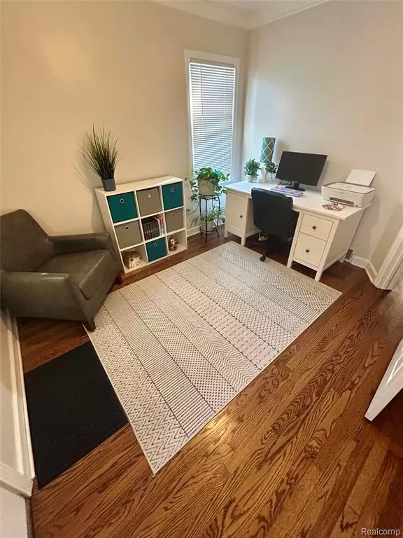 Allen Park, MI 48101 2223,7221 Winona Avenue