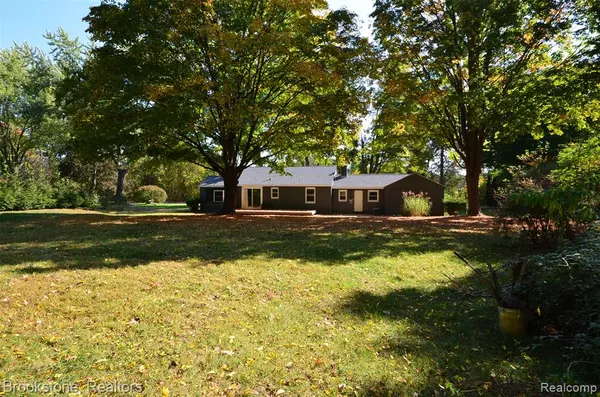 Clarkston, MI 48348 4105,7565 Old Pond Drive